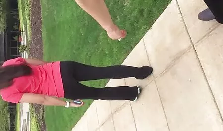 Ebano babe in calze giovani con vecchi porno marroni si masturba e si masturba con i piedi