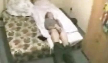 Procace adolescente scopa le dita la sua figa davanti alla telecamera sesso vecchi e giovani