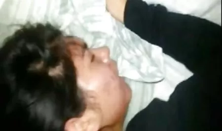 Bruna tgirl coperto vecchi porci con giovani ragazze di masturbandosi con panna montata