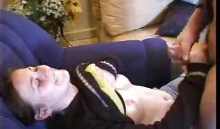 Sexy pulcino ama scopare la sesso vecchi con giovani sua figa con un dildo