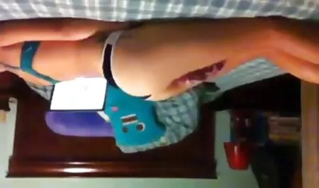Pubblicamente vecchi e giovani video diteggiatura sul marciapiede a tarda notte.