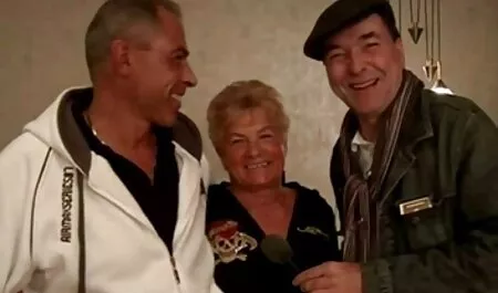 Reina Yoshii eccita gli uomini e vecchi e giovani porno si fa scopare