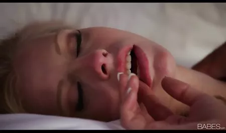 Tinka gioca con un grosso sesso giovani con vecchi cazzo dietro le quinte del primo video