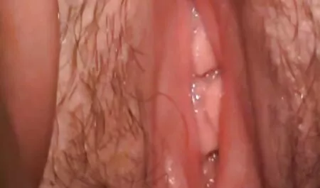 Bel giovane uomo trattenuto per una sega sesso giovani con vecchi dominante