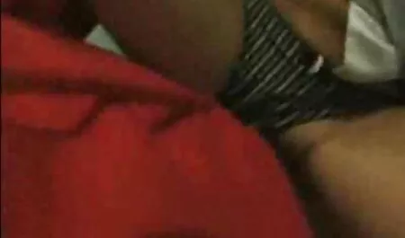 Guarda come mangia film porno vecchi con ragazze la figa di Mindy!