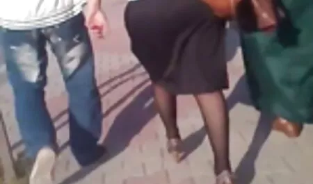 Busty Giapponese in bikini rosa gioca con lui video porno anziani e giovani