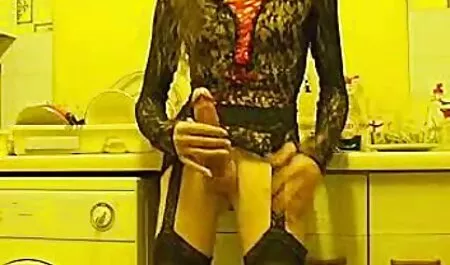 Bella film porno vecchi e giovani ragazza si masturba sotto la doccia