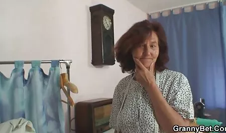 Fumando come video porno vecchio con ragazza una cagna solare ottiene un tappo nel culo