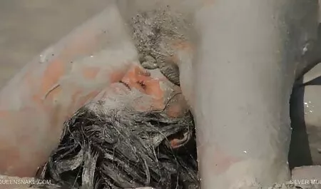 Feticcio twink piedi sdraiati sullo specchio per una sega sesso giovani con vecchi perversa