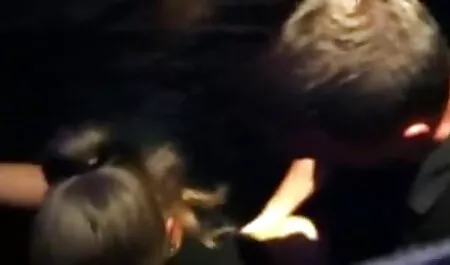 Sul ciglio porno nonni con giovani della strada-infedele ragazza scopa il suo meccanico per soldi