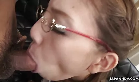 Bruna cutie giovani e vecchi porno Lily prende un grosso cazzo nero