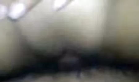 Bruna giovane cutie prende nel culo vecchi e giovani ragazze