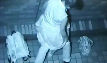 Naughty babe si masturba con la figa giocattolo fino a quando giovani troie con vecchi non è bagnato