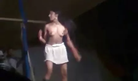 Cazzo tette al di fuori del reggiseno con enorme sborrata sesso con vecchi porci