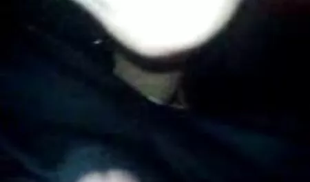 Ragazza asiatica succhia un ragazzo mentre l'altro scopa anziani scopano ragazze il suo dildo