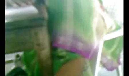 Casalinga si masturba film porno con vecchi aspirapolvere