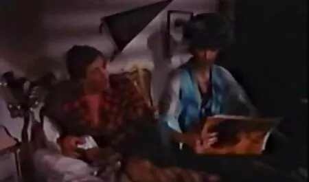 Bella dai capelli lunghi ladyboy succhia il anziani con ragazze porno cazzo