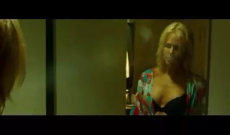 OLD4K. carino Segretario video porno anziani e giovani Lilian accarezza il capo dopo una dura giornata di lavoro