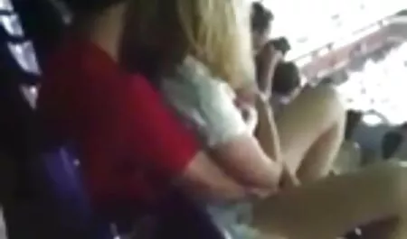 Giovane Hottie seduce con video porno vecchi con ragazze i suoi piedi perfetti mentre masturbandosi