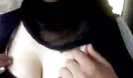 Trafitto tranny Masturbazione con porno vecchi e giovani la mano