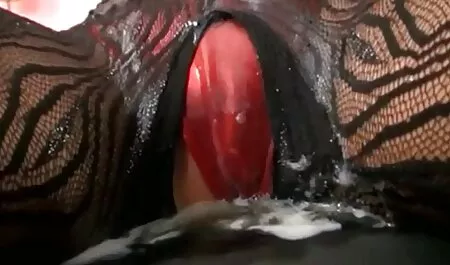 Procace tgirl Pamela Lenvisk infila le verdure in bocca e in un lussurioso vecchi scopano con ragazze punto