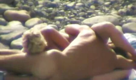 Pulcino scopa la sua deliziosa figa sesso vecchi e giovani con un dildo colorato