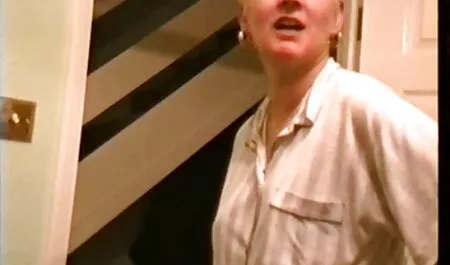 alza la vecchi scopano con ragazze gonna e scopa un dildo