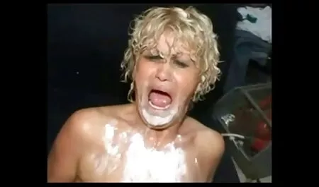 British MILF porno nonni con giovani s ottiene occupato sul pavimento del bagno