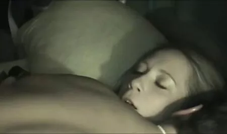 Doppia penetrazione per due MILF sporche e beve sperma da porno vecchi e giovani cocomero