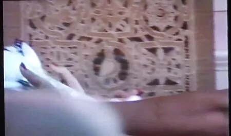 Nero Bumblebee babe gioca con un video porno gratis vecchi con giovani cazzo lungo