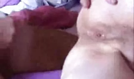 Ripieno in miniatura porno vecchio e ragazza con un grosso cazzo nero!