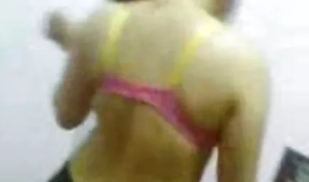 Tinka porta a video porno vecchio e ragazza gloryhole fa un pompino in pubblico