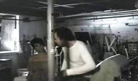 Sul divano scopata con grandi tette sesso tra vecchi e giovani in video amatoriale