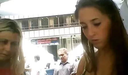 Ragazza bruna cavalca un porno anziani e giovani grosso cazzo duro