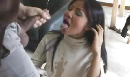 OutOfTheFamily video porno vecchio e ragazza fratellastro catturato annusando sporca sorella mutandine