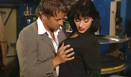 Schizzi di sperma, masturbandosi e riempiendo il culo video porno giovani vecchi
